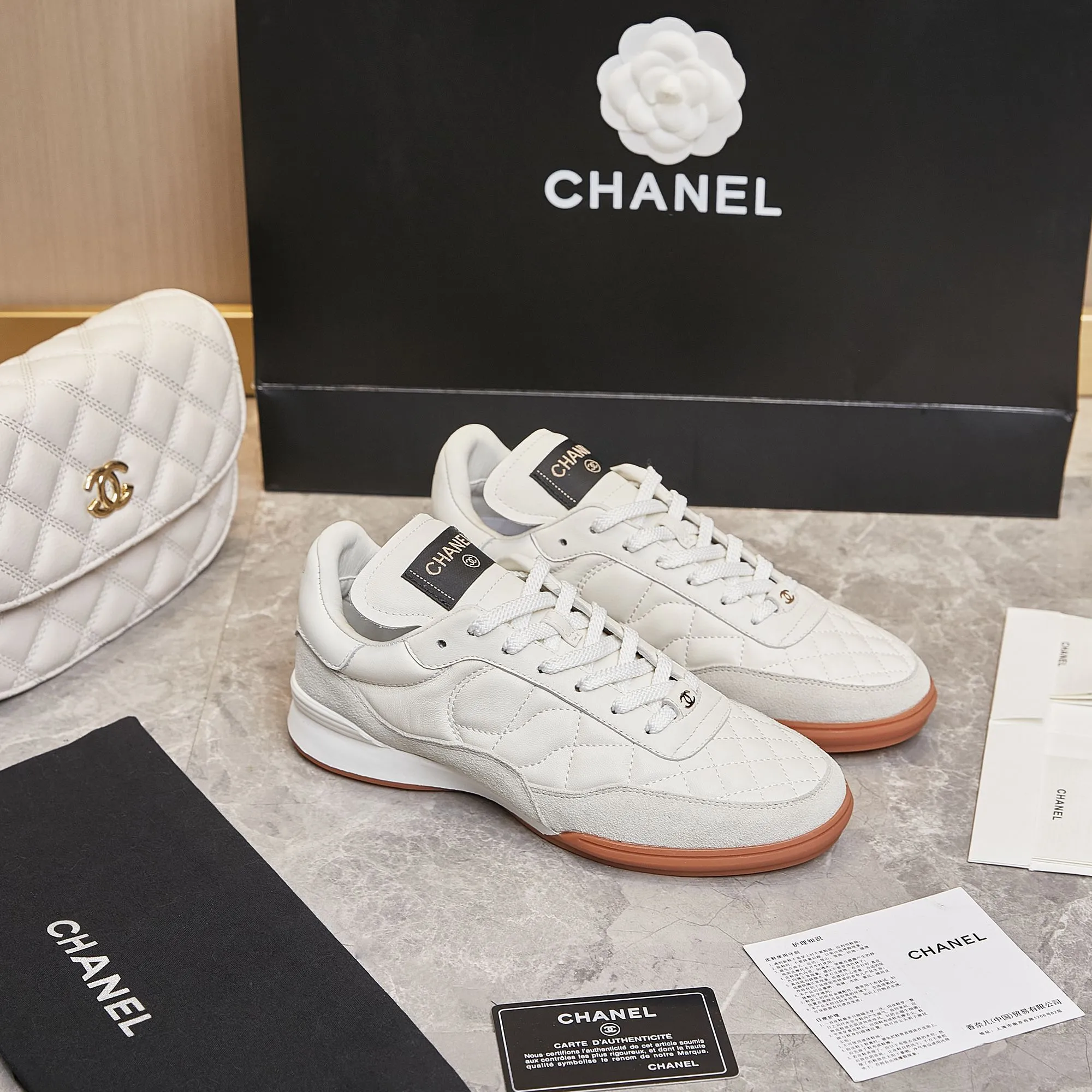 👟👟Ex-factory price 560👟👟 Chanel Chanel - 2024 counter top casual sports shoes This classic design; the upper is electro-embroidered with a variety of techniques; the outsole is fashionable and sporty; it is unusual to incorporate a variety of color matching elements... The diversified mix and match is very beautiful and versatile, casual, fashionable, sports and outdoor can be taken into account... ꫛꫀꪝ Go➫ Material: ❶Upper is made of: Original imported mixed-breed sheep ❷Inside made of: original imported breathable sheepskin ❸Outsole based on: original TPU outsole Full set of boutique packaging for women 35–41